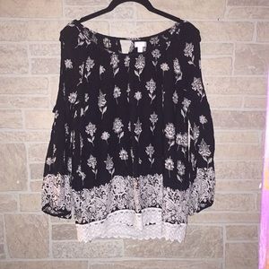 ✅Charming Charlie Cold Shoulder Top